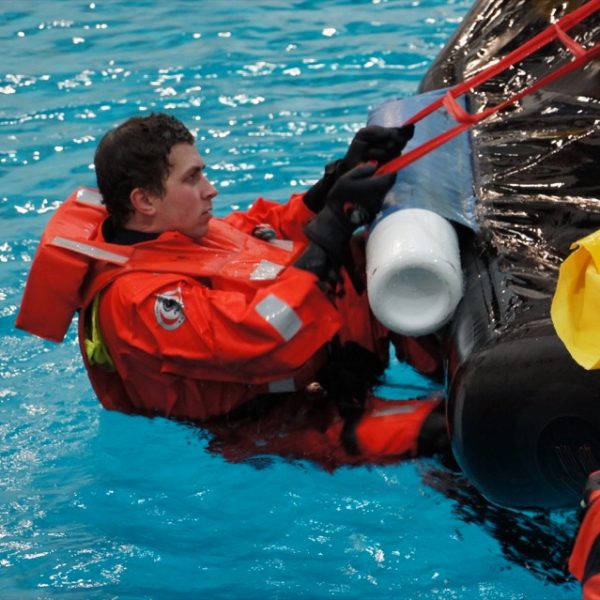 Упражнение по перевороту спасательного плота в нормальное положение при его раскрытии «вверх дном» 