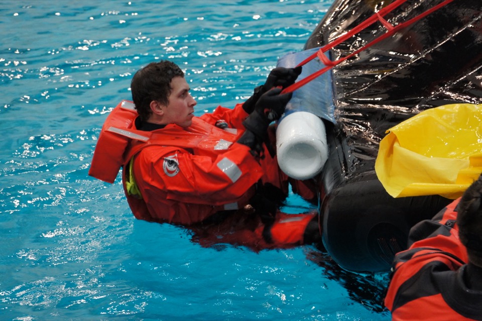 Упражнение по перевороту спасательного плота в нормальное положение при его раскрытии «вверх дном» 