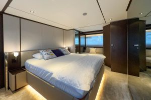 Ferretti 860