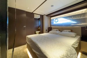 Ferretti 860