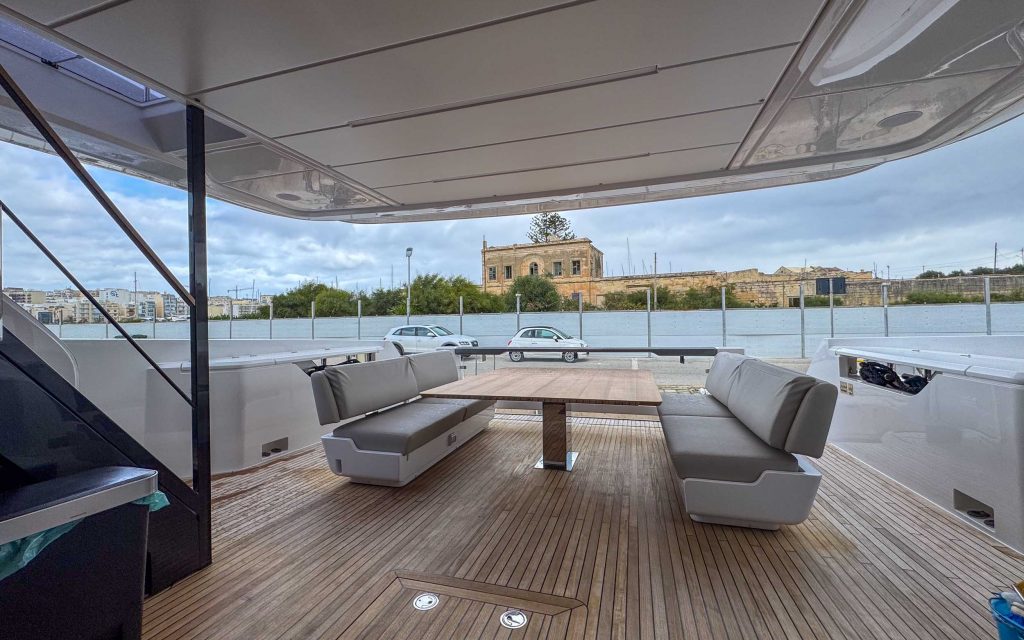 Ferretti 860