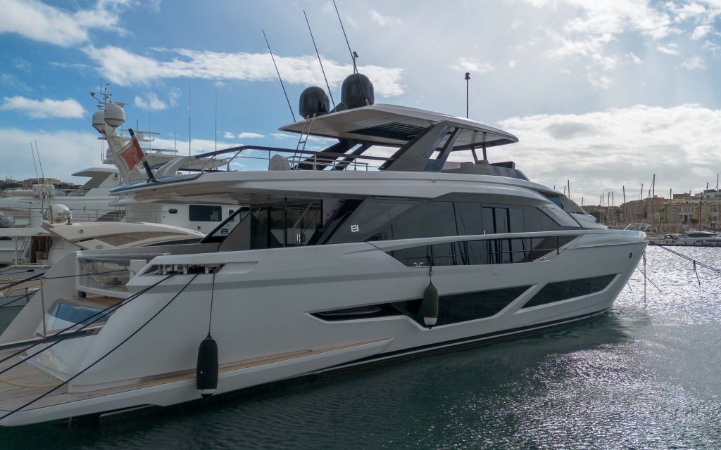 Ferretti 860