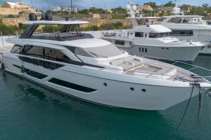 Ferretti 860