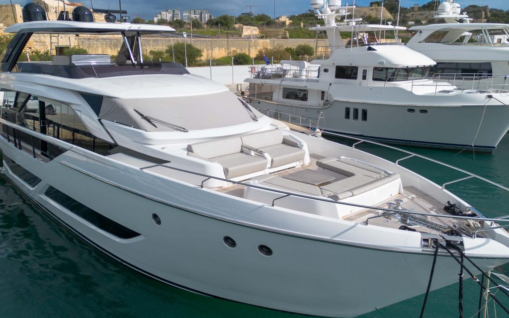 Ferretti 860