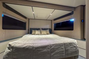 Ferretti Infynito 80